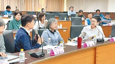 
高雄仁武區近年人口急遽上升，中央與地方擬興建捷運，交通部、高市捷運局等單位與在地里長5日於仁武區公所召開研討會。高市捷運局副局長王正一（前排左）、交通部路政及道安司專委魏瑜（前排中）、民進黨立委林岱樺（前排右）在研討會上與里長們交流意見。（紀爰攝）
