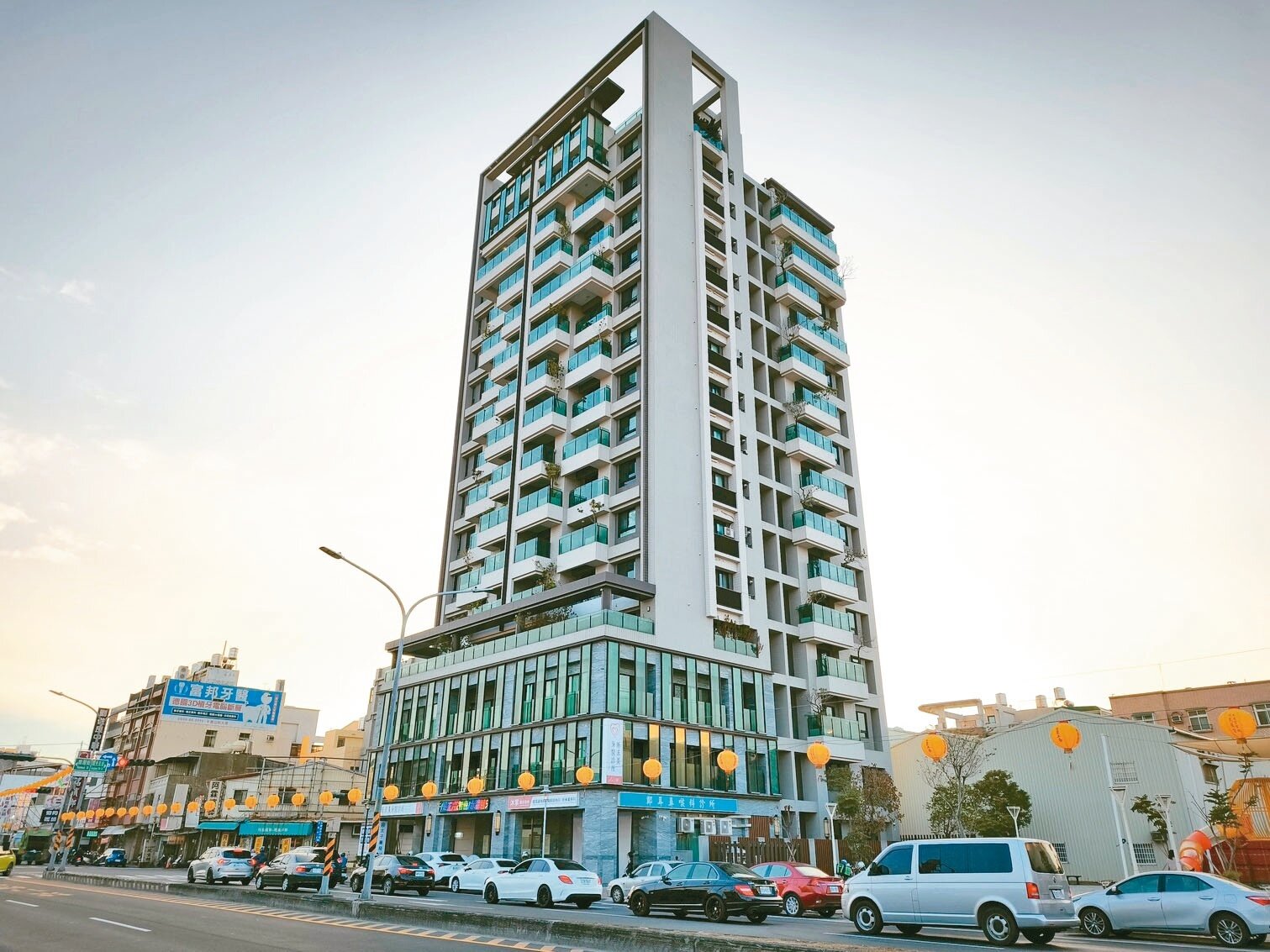 台南永康區維冠金龍大樓十年前地震倒塌，原址重建，新大樓命名「出雲居」，取出運諧音，象徵走出震災陰霾、開啟新生活，二○二二年落成。記者謝進盛／攝影 