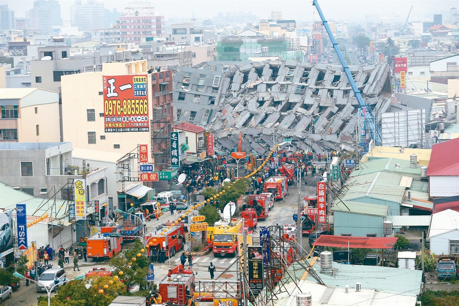 遭強震襲擊的台南永康區維冠金龍大樓從一樓腰折倒塌，救難隊員逐戶搶救，歷時八天。本報資料照片 