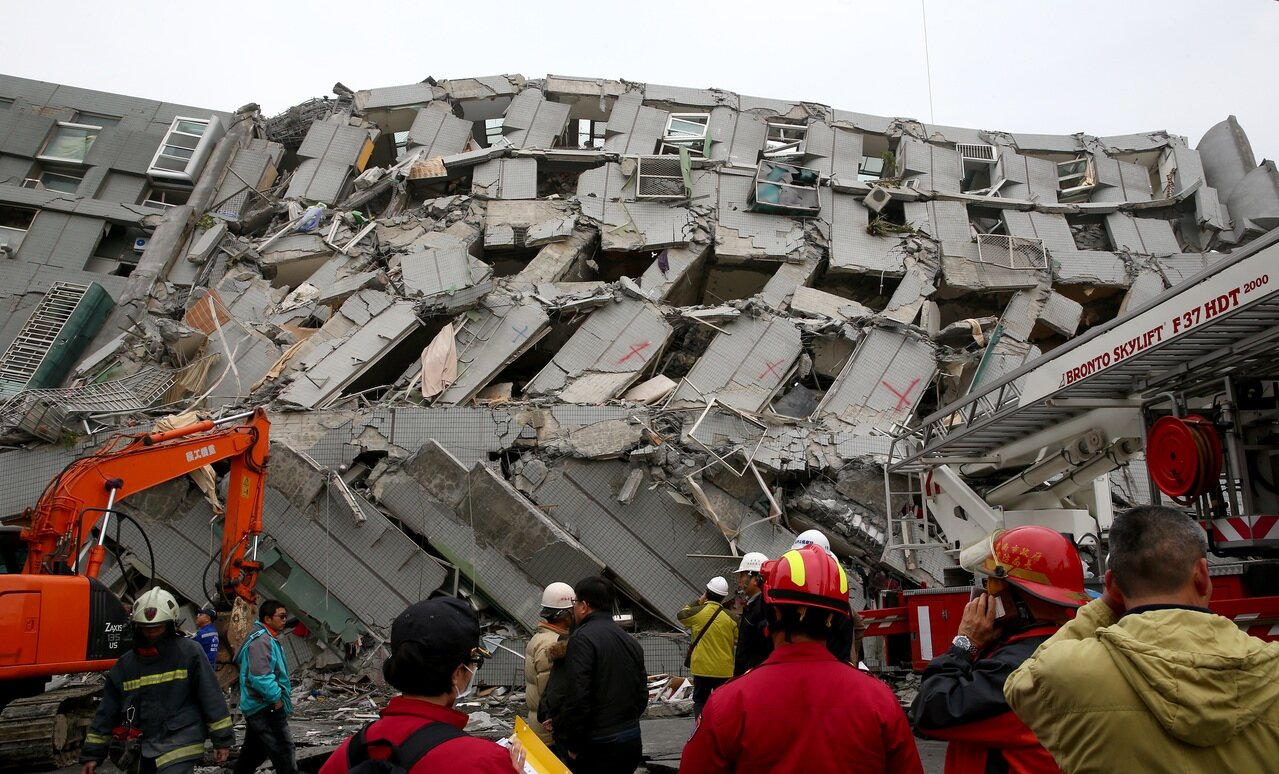 遭強震襲擊的台南永康區維冠金龍大樓從一樓腰折倒塌，救難隊員逐戶搶救，歷時八天。本報資料照片 