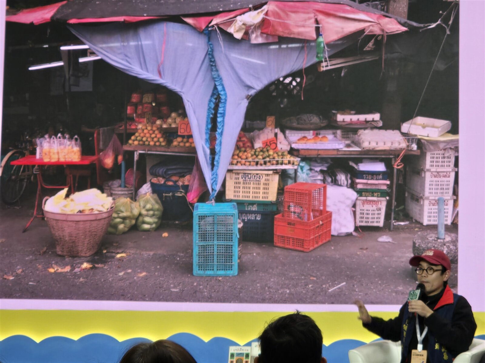 在台北國際書展發表新書「泰式街頭雜亂建築」的泰國建築師查猜萬．蘇汪薩瓦認為，街頭的雜亂建築雖是居民充滿創意的生存之道，卻也反映城市整體設施與設計的不足，毋須將「台灣感性」過度浪漫化。記者陳宛茜／攝影 