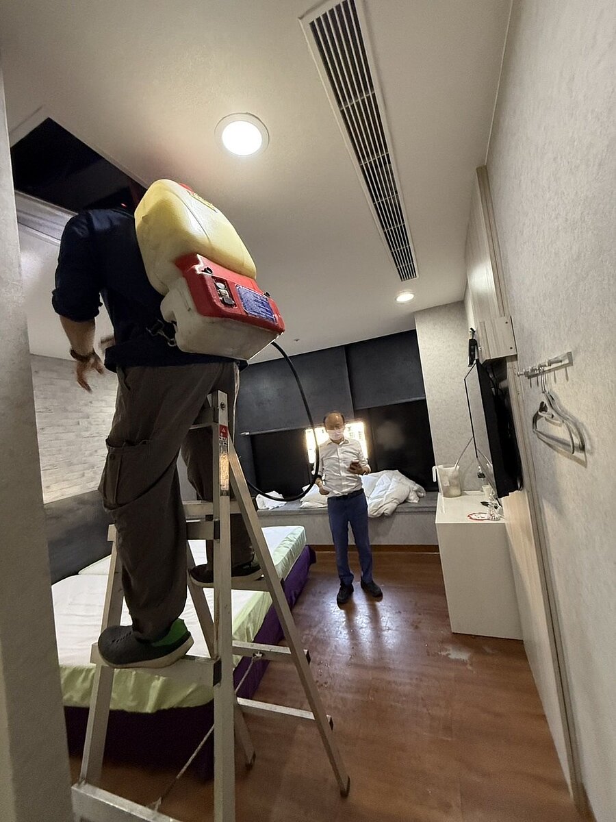 台南市衛生局與觀旅局聯合至旅宿稽查環境與進行輔導。圖／台南市觀旅局提供
