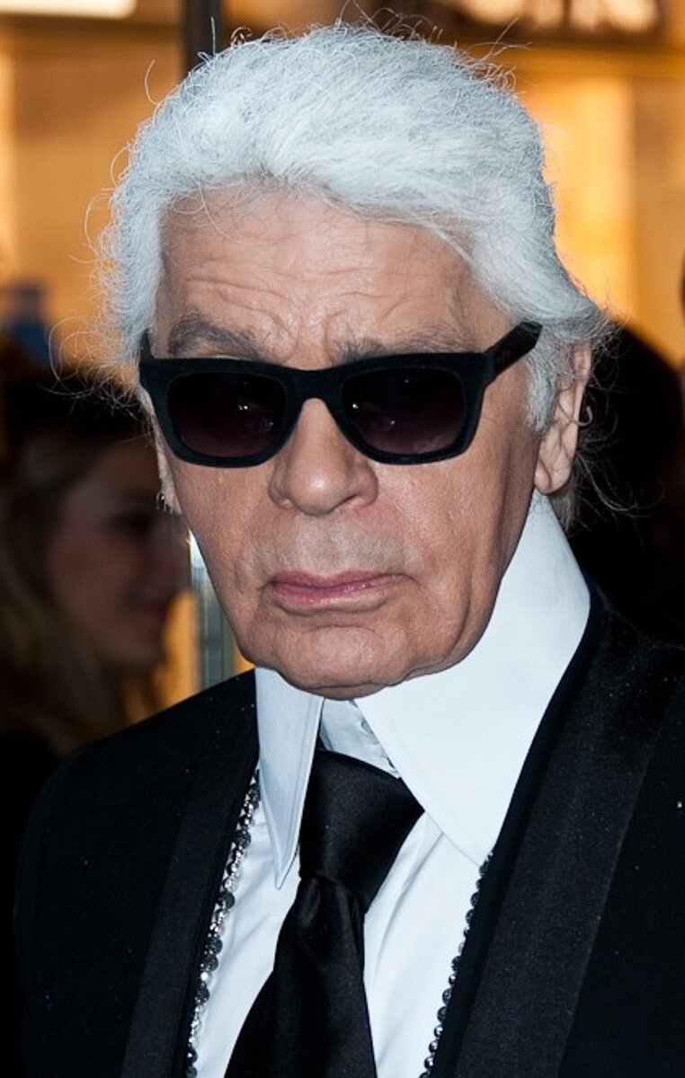 已故時尚傳奇「老佛爺」卡爾拉格斐（Karl Lagerfeld）留下的龐大遺產，近日再度掀起波瀾。圖／維基百科