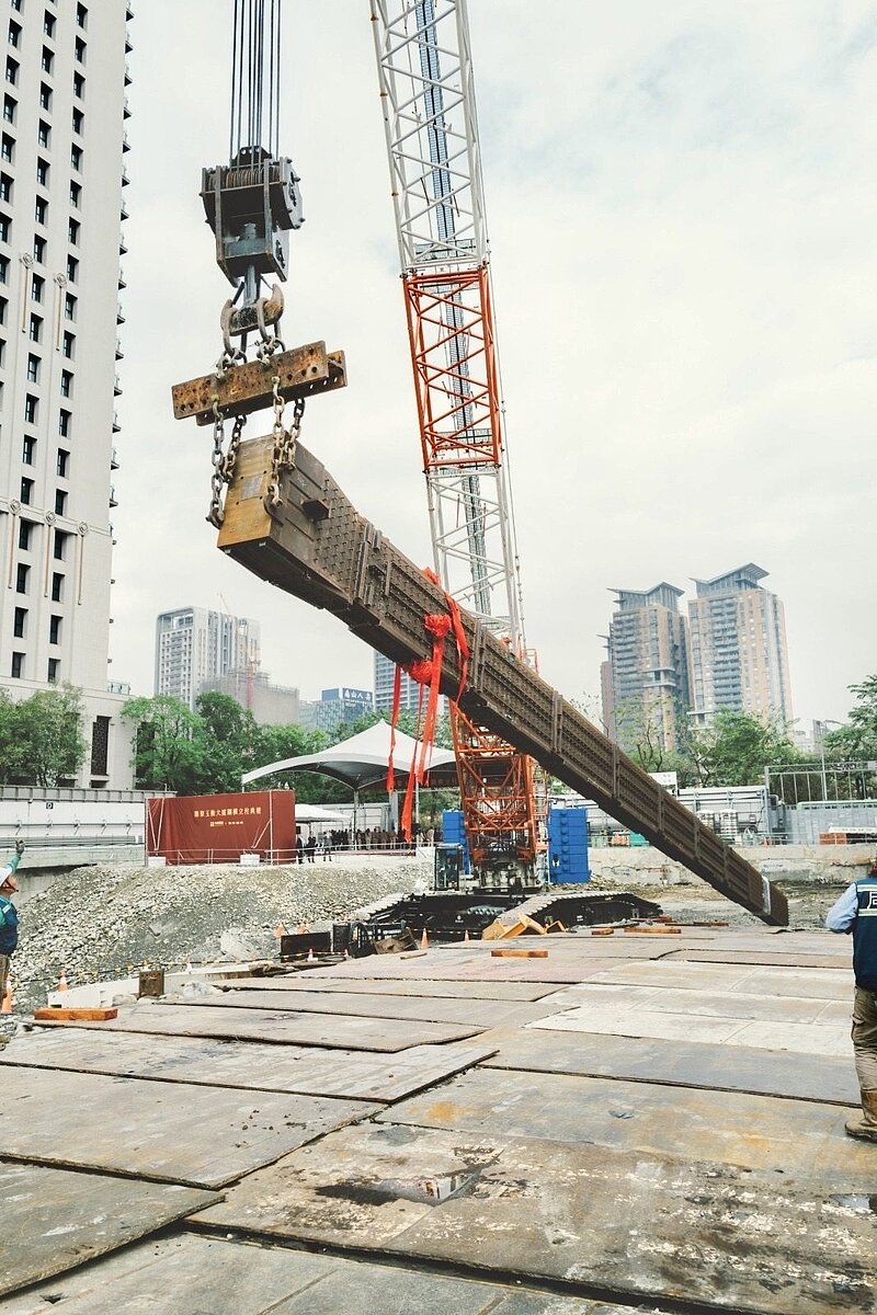 「聯聚玉衡大廈」第一根鋼構逆打鋼柱長達36公尺、重60噸，約十層樓高。圖／業者提供
