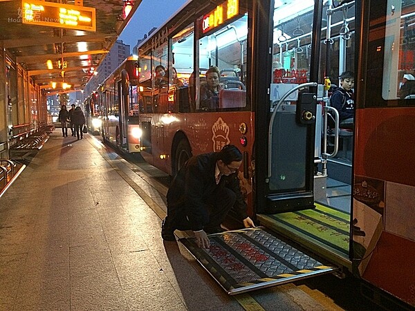 輪椅客搭公車最好選擇公車專用道上下車。(圖／吳光中)