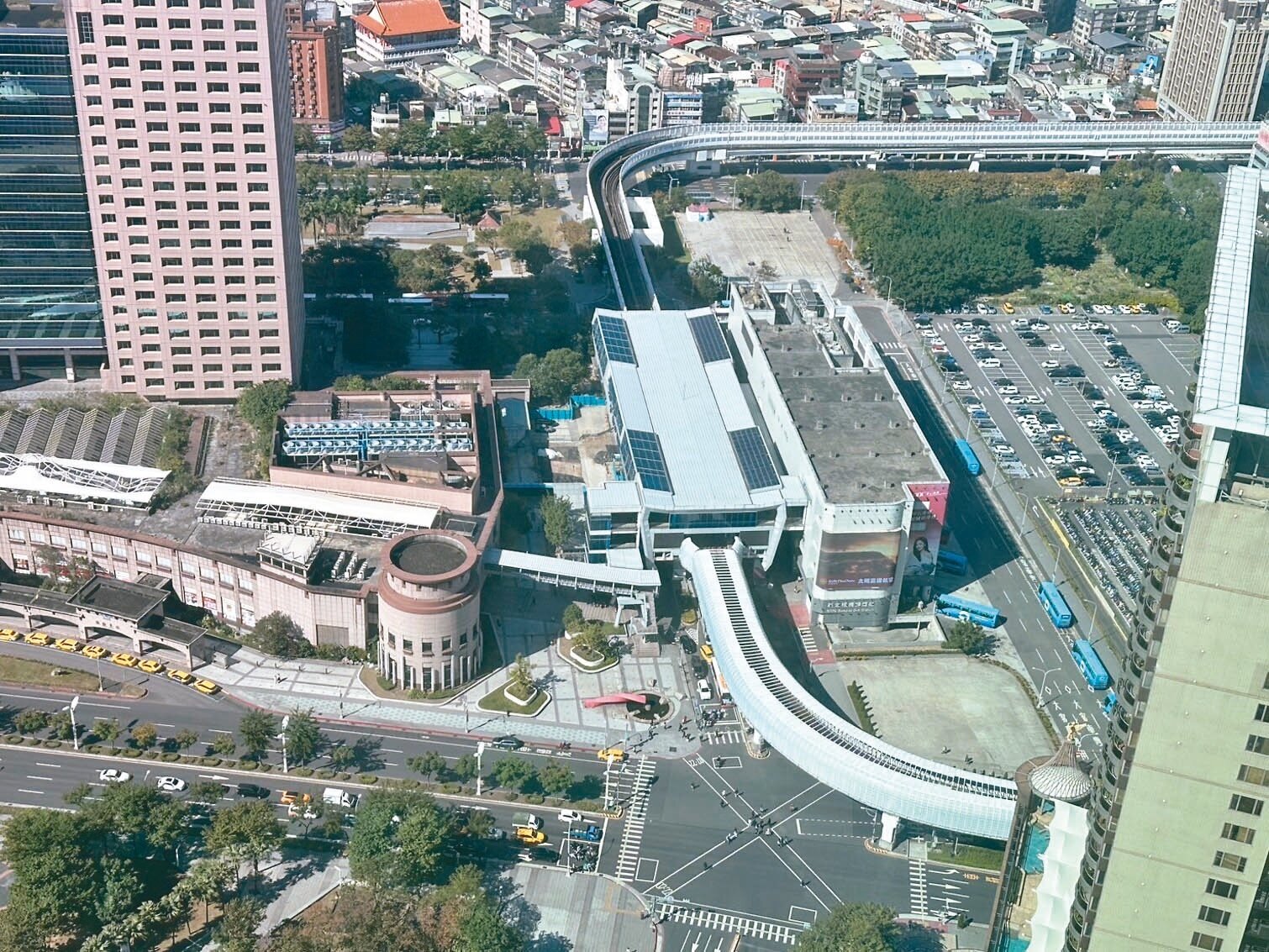 新北板橋「國家兒童未來館」(右側)昨通過都市設計審議,全台最貴停車場將啟動開發。記者王慧瑛/攝影