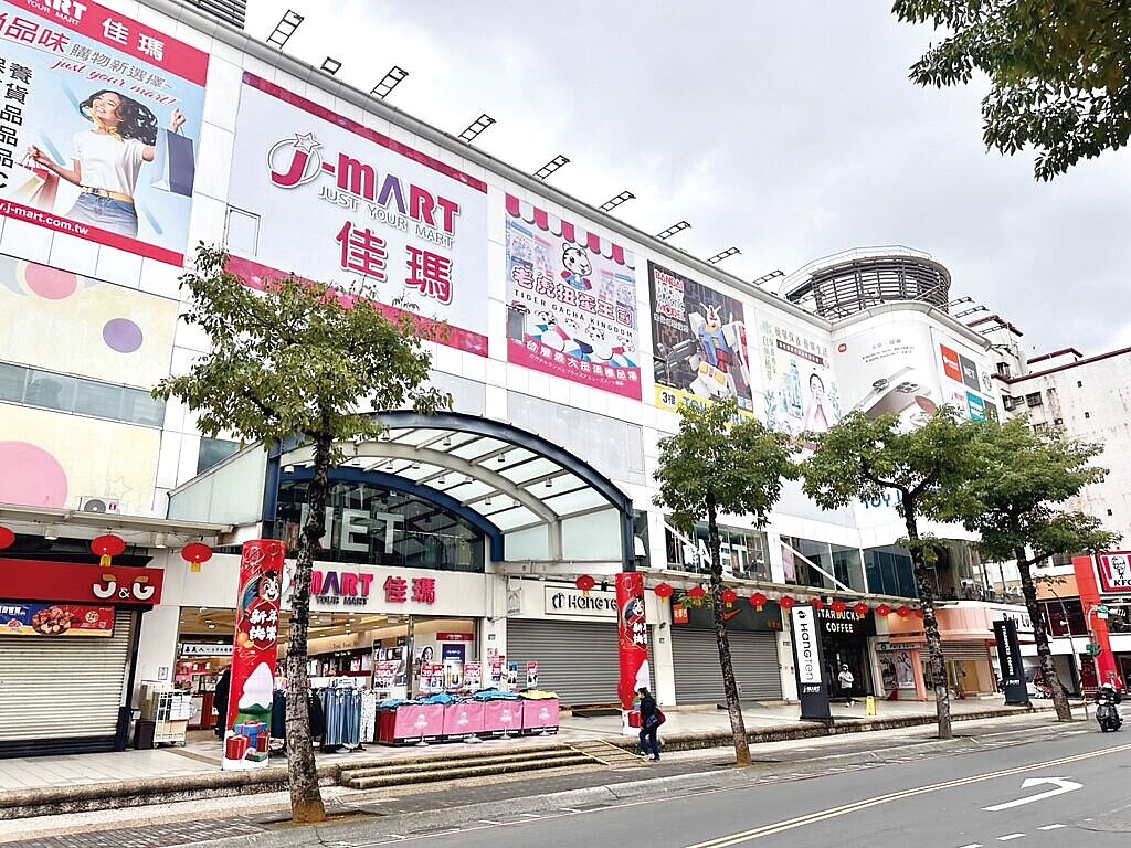 新莊幸福路商圈以佳瑪百貨為中心，匯聚百貨、銀行、診所、餐飲與娛樂機能。圖／永慶房屋新莊幸福直營店提供