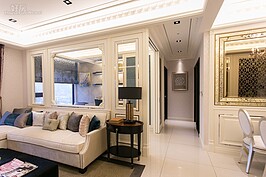 室內實坪約30多左右的空間，格局方正。為了讓整體感覺不會過於狹隘，餐廳與客廳相連，並採用全戶LED燈作為照明設計。不過分修飾的天花板，讓這間實品屋質感拉高不少。
