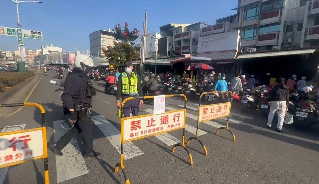 左營蓮池潭附近因廟會管制交通，有網友明明快到家，說硬生生被擋了20分鐘。圖／讀者提供