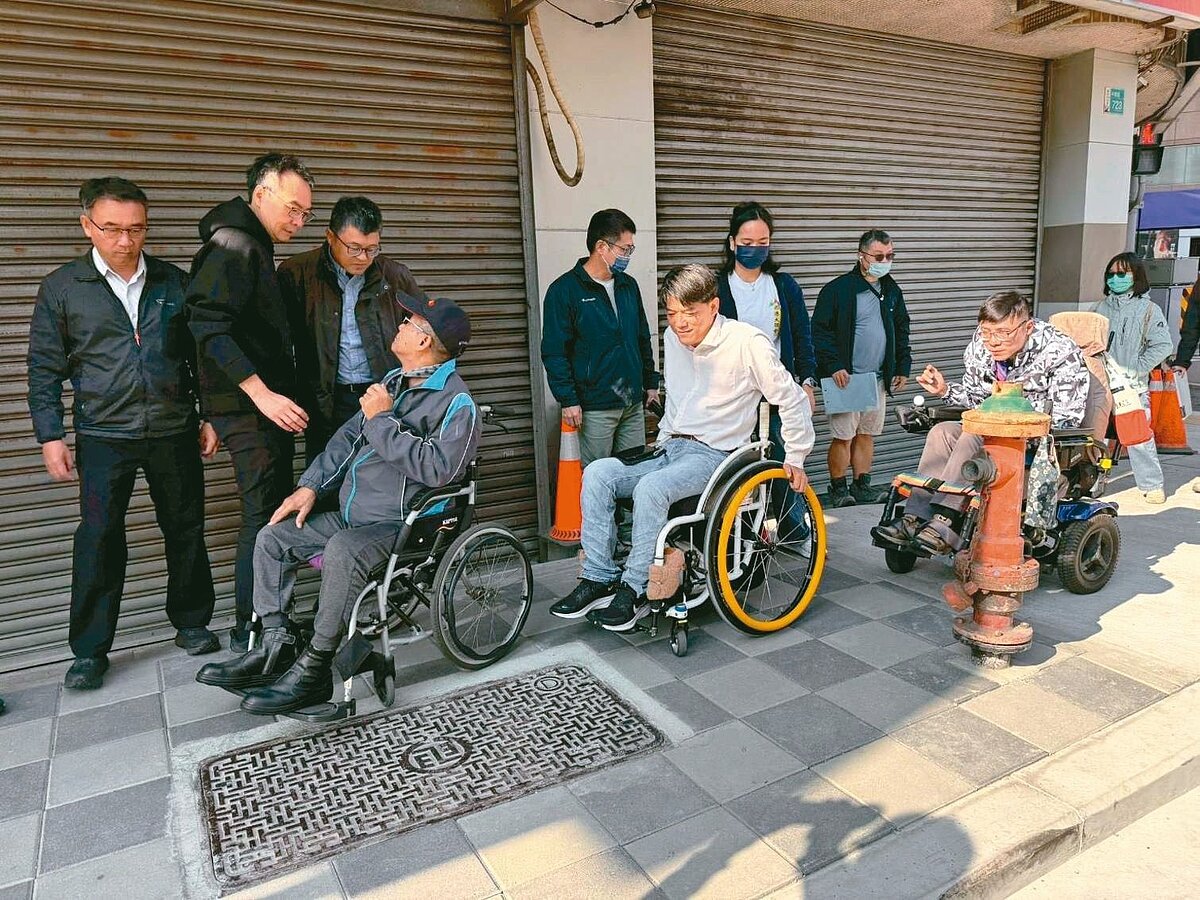 台南市永康區中華路人行道部分完工路段，農曆年期間先開放通行，永康區公所邀集身障團體會勘，針對人行道上有電箱、消防栓等障礙物建議改善。圖／永康區公所提供