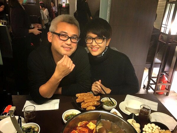 節目主持人阿嬌和老公劉仁淇。（截取自「阿嬌生活廚房lifekitchen」臉書粉絲團）
