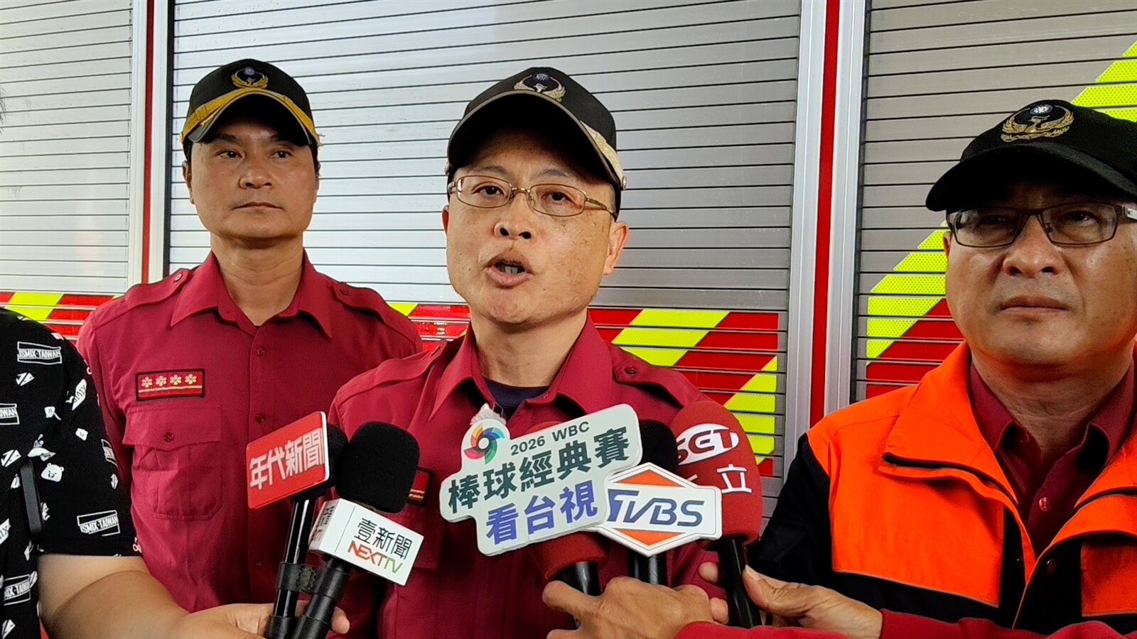 高雄市消防局針對昨蓮池潭施放焰火失控，查出主辦單位施放目標不符計畫，決定開罰。記者林保光／攝影 