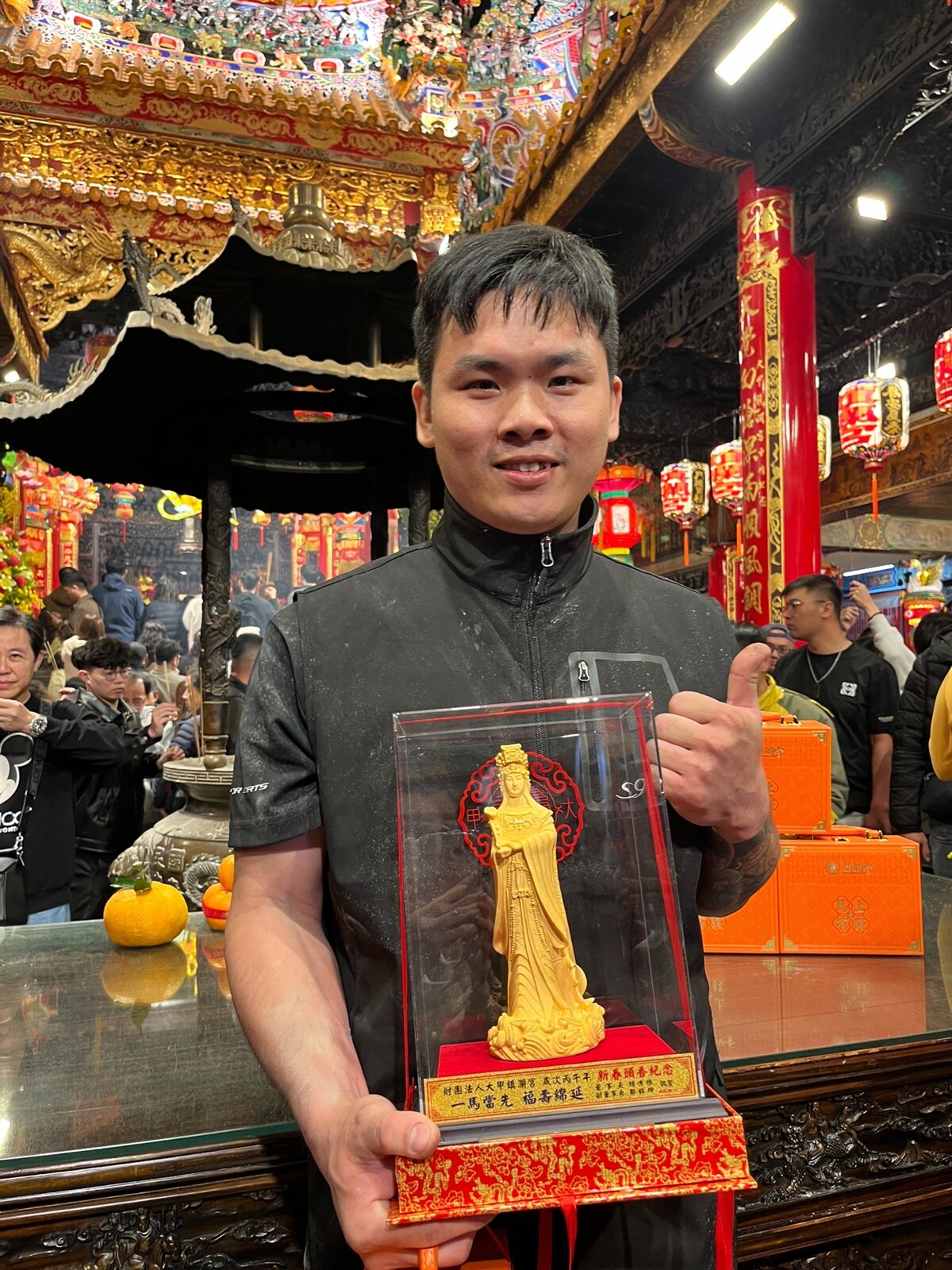 今天除夕夜，大甲鎮瀾宮於深夜11點後展開搶頭香，廟門一開湧入大量人潮，由在機車行工作的雷宗霖搶到頭香，獲贈價值1萬8000元金身媽祖。記者余采瀅／攝影 