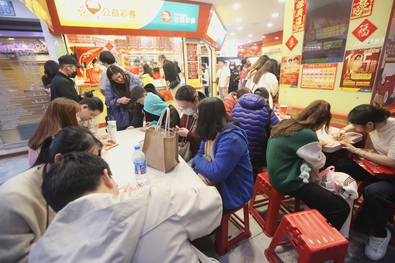 許多民眾選在春節期間買張彩券或刮刮樂拚手氣。圖為民眾在彩券行消費的畫面。聯合報系資料照／記者陳正興攝影 