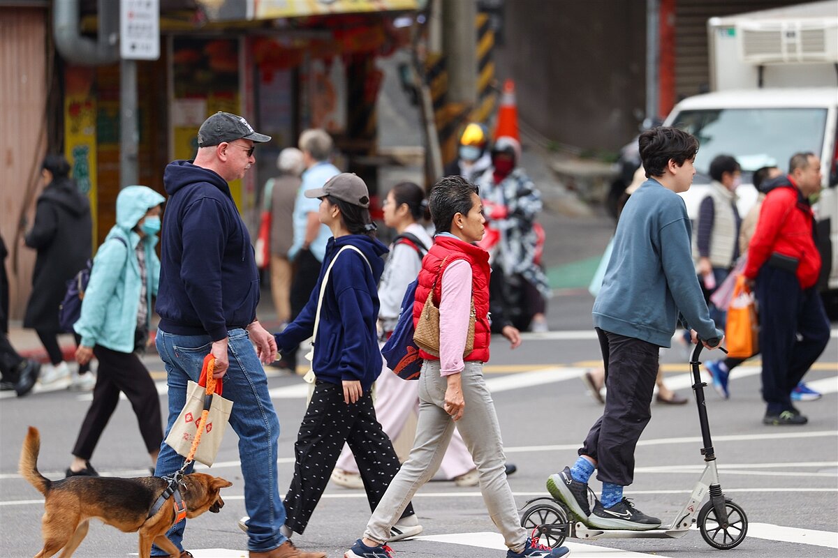 近年來台北市過年期間依舊有人潮。記者林伯東／攝影