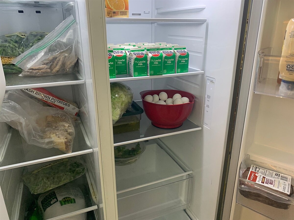 冰箱門若無法密合，可能是膠條輕微變形，可用吹風機加熱使其恢復。聯合報資料照片