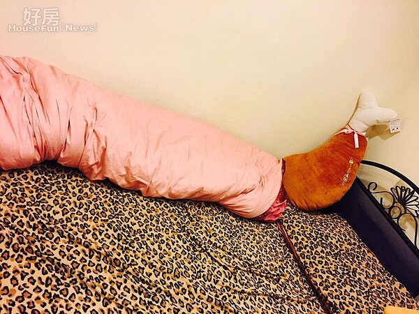 3.陳伊臥房走簡單輕鬆風,床上擺著抱枕不是可愛卡通或動物造型,反而是一隻看起來可口美味的雞腿。
