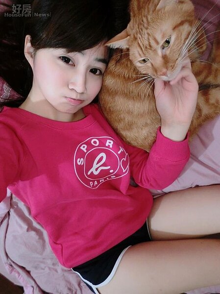 5.陳伊在家裡還養了一隻可愛的貓咪,有時自拍時也會拉著牠一起入鏡。