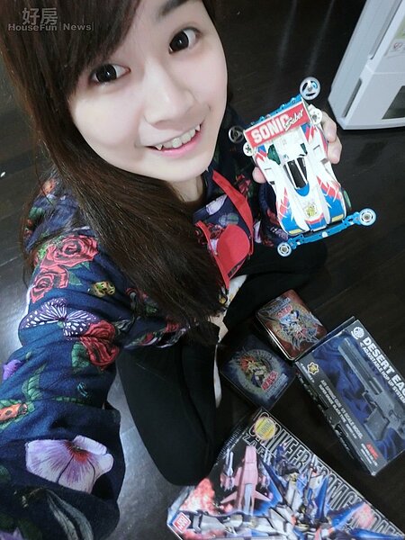 7.臥房裡除了滿滿衣物,陳伊本身對收藏玩具也很有興趣,但大多以小男孩喜歡的機器人、賽車等玩具居多。