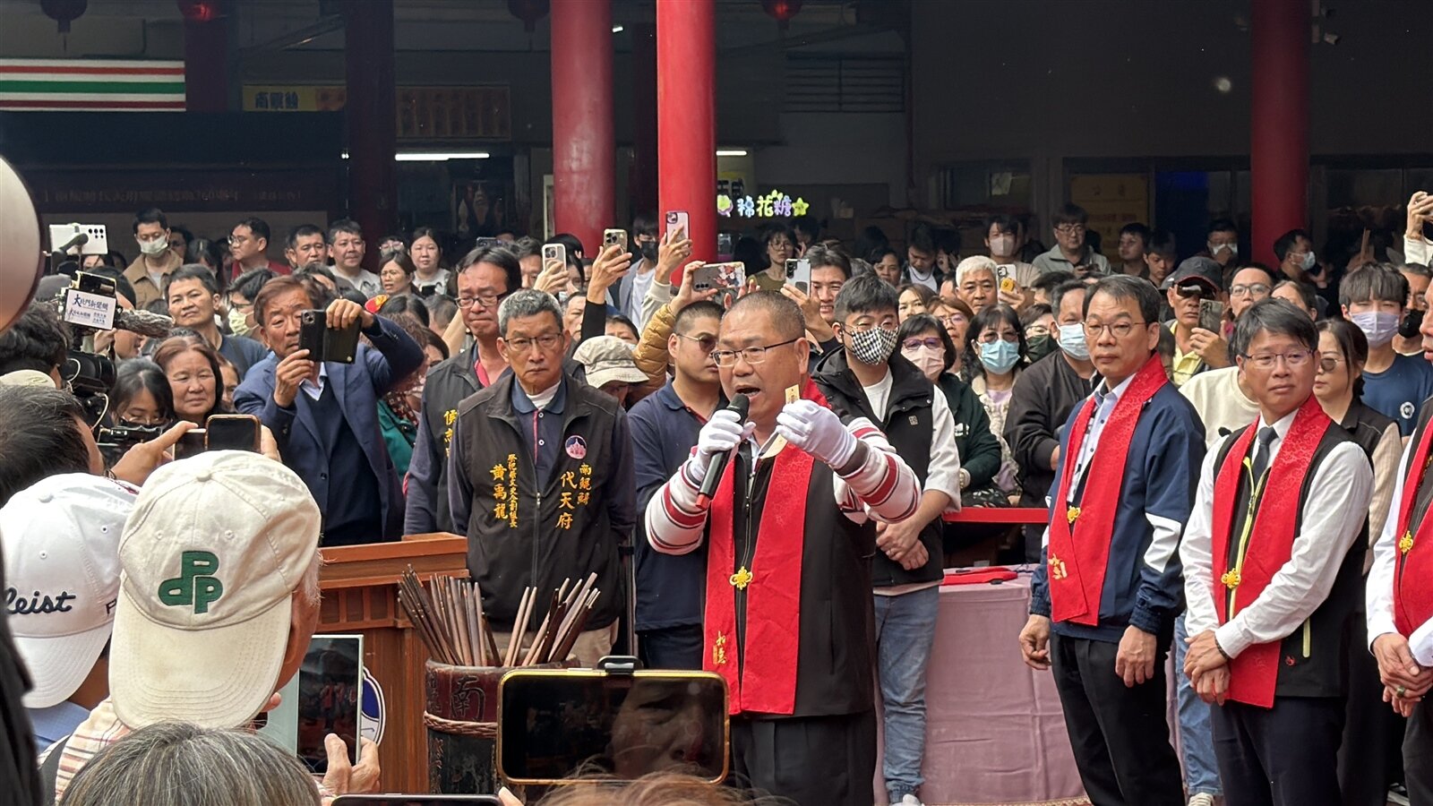 連年國運下下籤，南鯤鯓代天府今天總算抽出難得好籤。記者周宗禎／攝影 