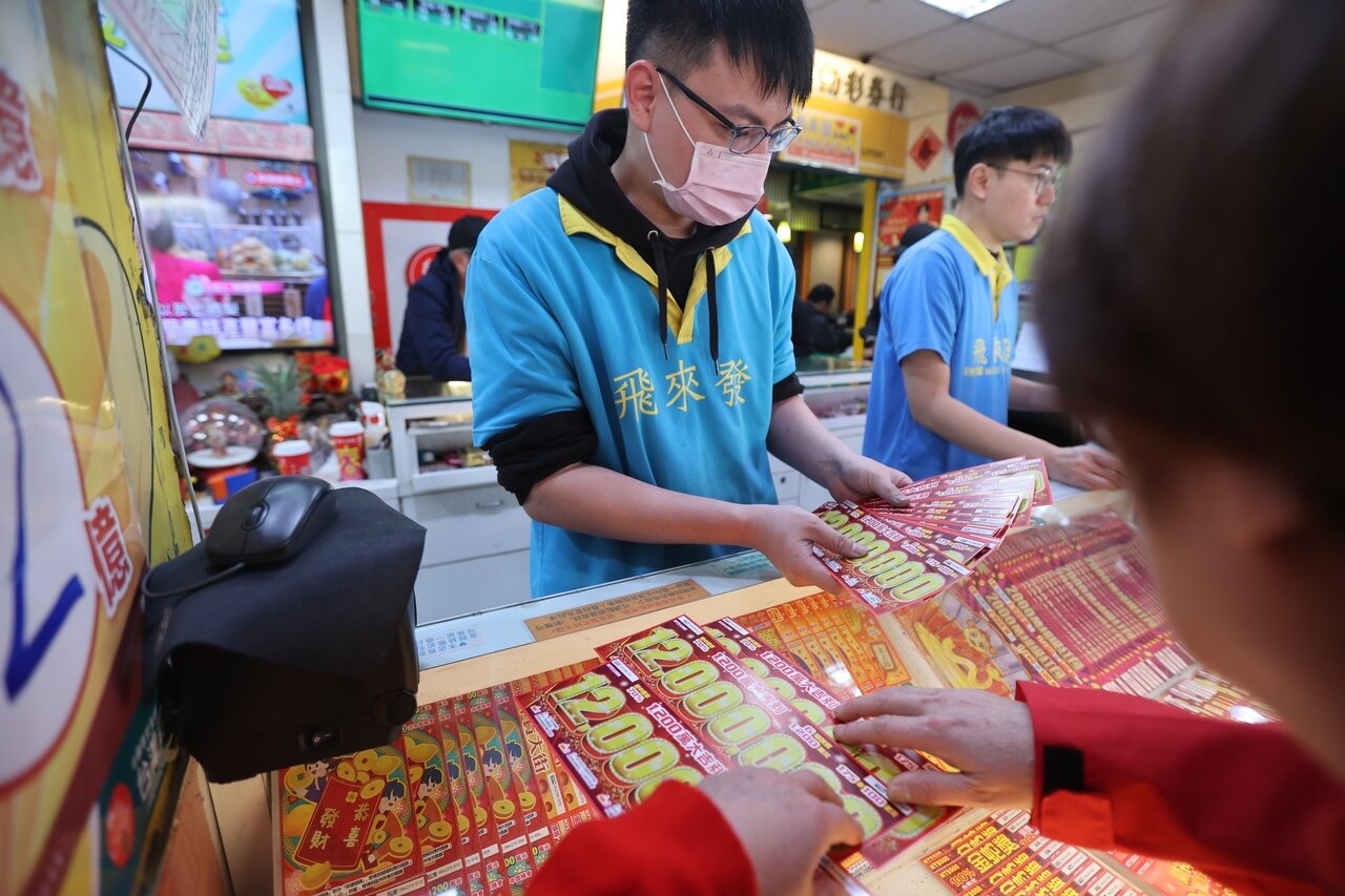 新年期間民眾想試試手氣，許多彩券行皆湧入排隊人潮。示意圖，非新聞當事照。聯合報系資料照／記者許正宏攝影 