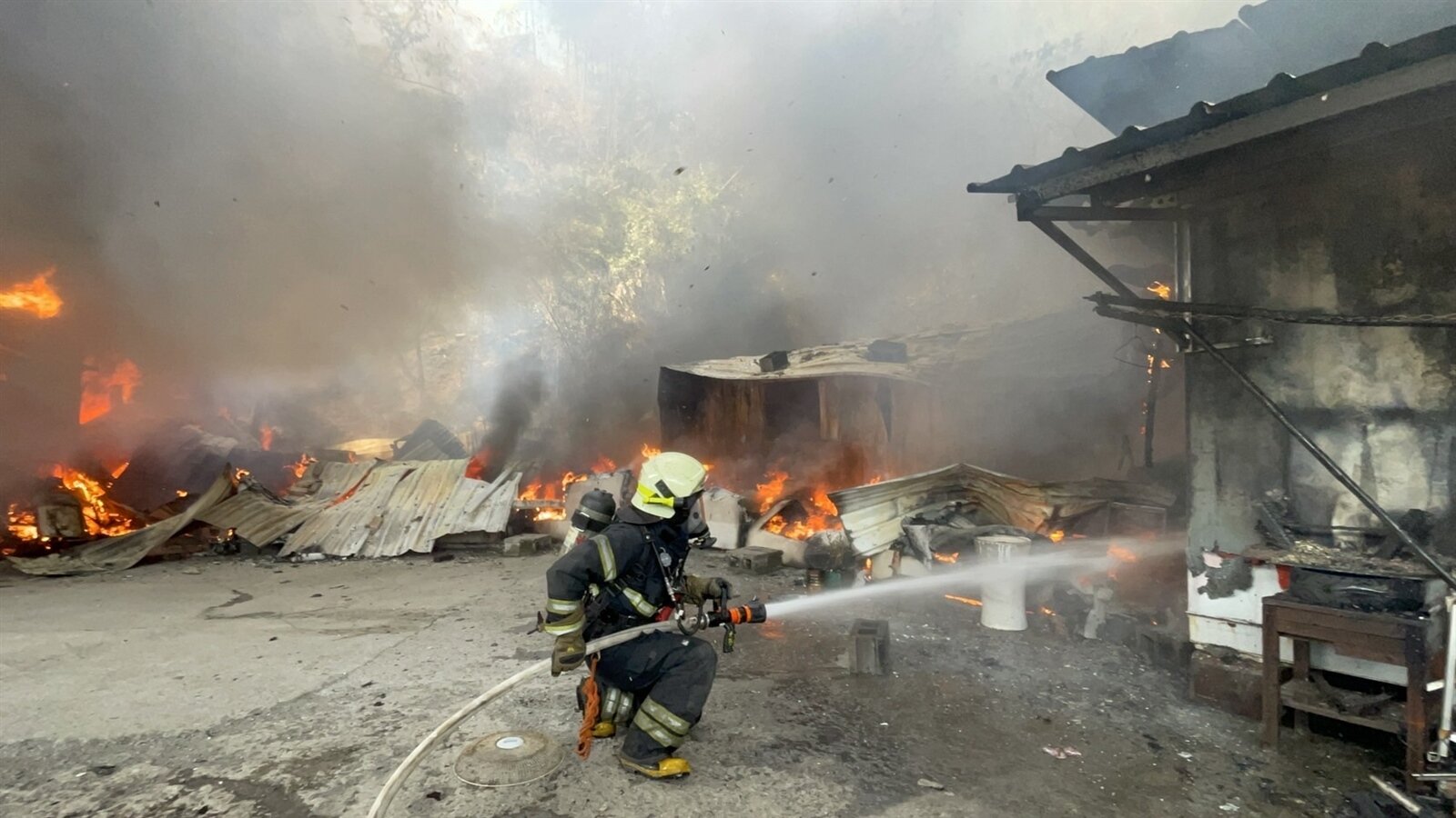 黃姓屋主承租的鐵皮貨櫃屋起火，黃男有30%燒傷送醫。記者劉學聖／攝影 