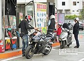 油價大戰　民眾打游擊撿便宜