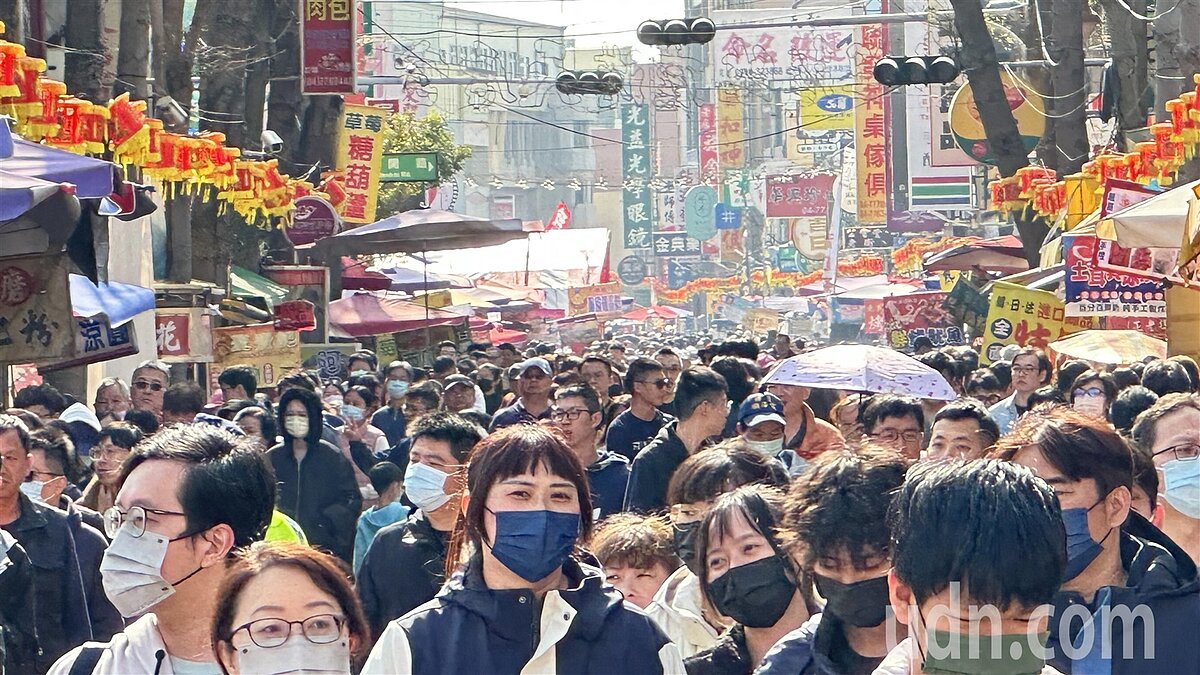 位居去年國內各觀光遊憩區人數第一名的「鹿港老街及周邊地區」，近日春節連假的人潮更加恐怖，走在街上形同被推著走，鹿港警方除加強疏導外，並以擴音器宣導，防止意外發生。 記者劉明岩／攝影 