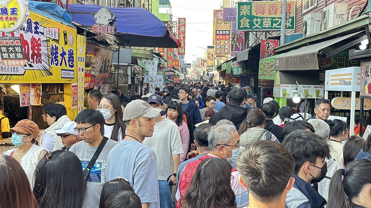 今天中南部日夜溫差大，整體氣溫呈持續回升的趨勢。大台北地區零星短暫雨，其他地區多雲到晴。記者劉明岩／攝影 