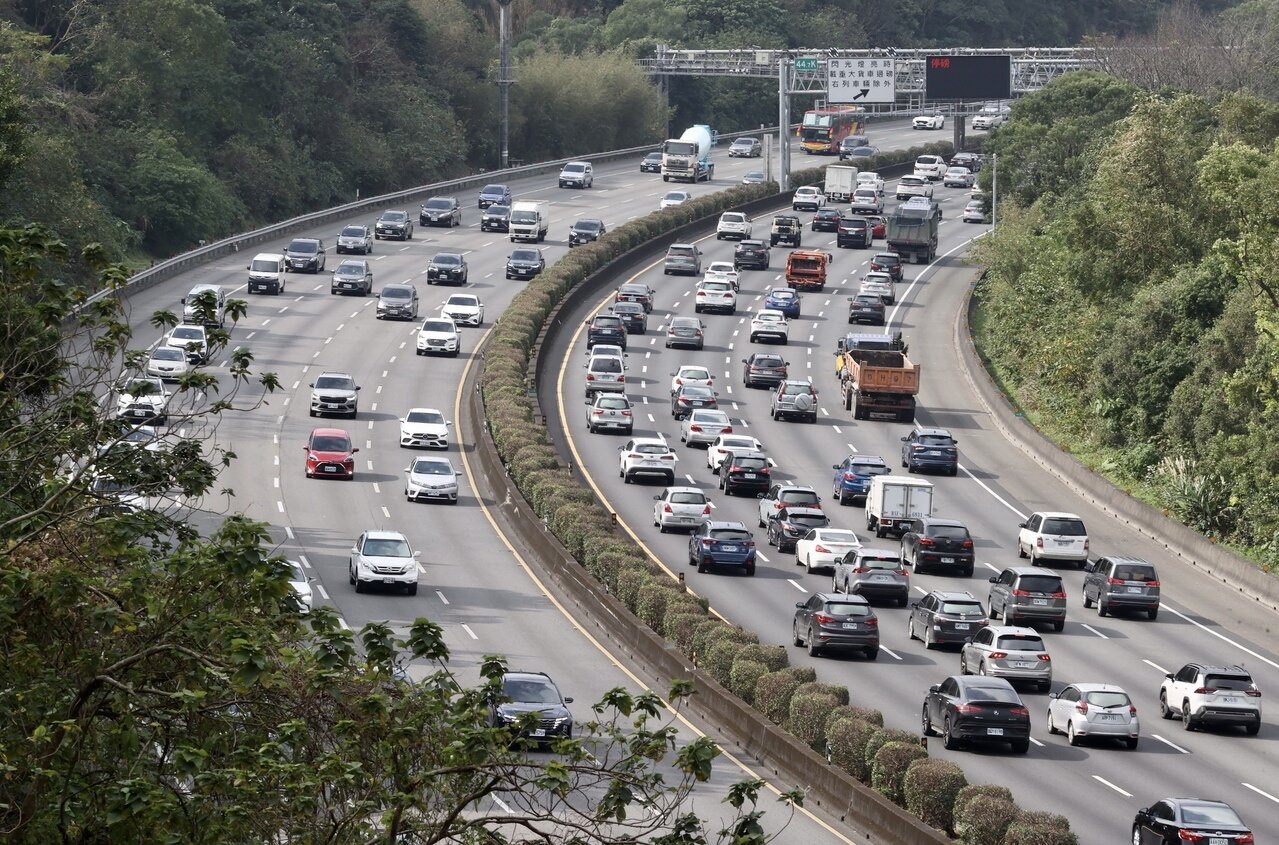 明天為初五，高公局預估國道交通量為119百萬車公里，為平日年平均(93百萬車公里)的1.3倍，其中北向交通量可達75百萬車公里，為平日年平均的1.6倍。聯合報系資料照／記者胡經周攝影 