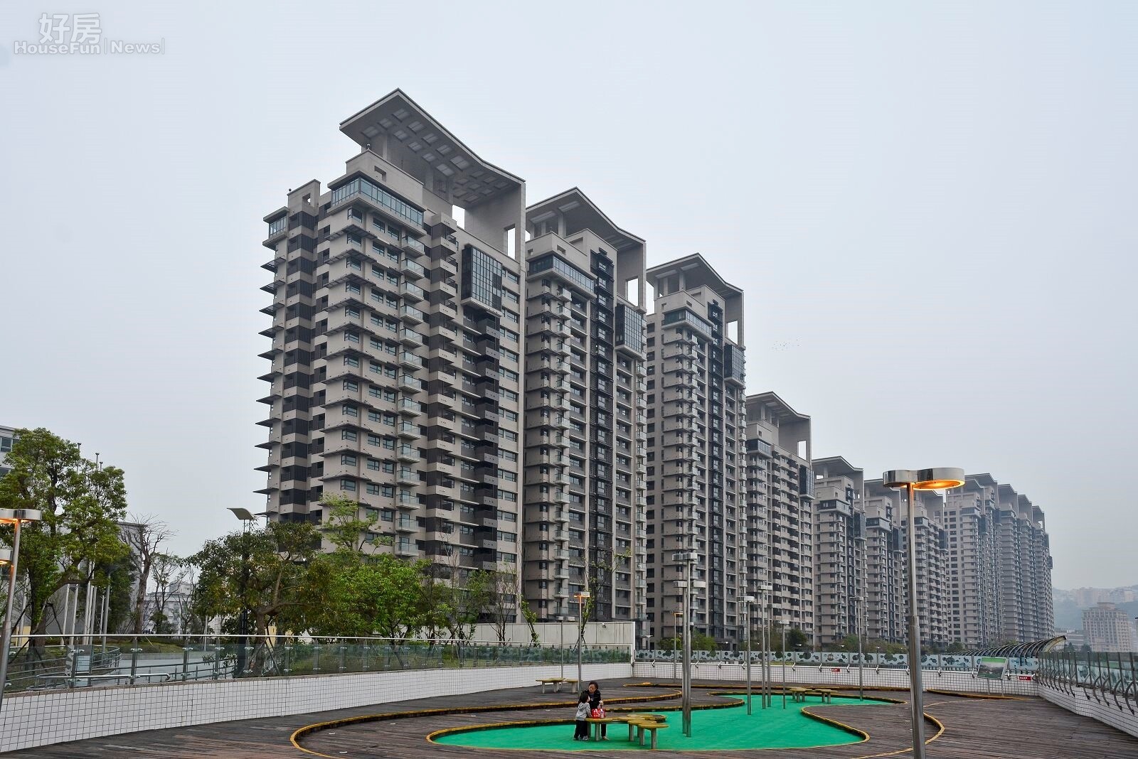 美河市與捷運小碧潭站公設合在一起,於捷運廣場可看的一清二楚。(好房網News記者 陳韋帆/攝影)