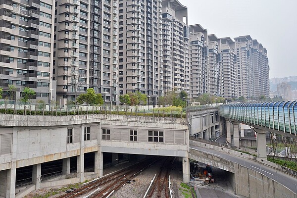 民國95年，北市府與日勝生進行新店機廠的聯合開發，但疑遭北市捷運局聯合開發處江姓承辦人員竄改、偽造鑑價單，導致北市府土地成本被低估，並高估日勝生投資建物成本，造成市政府損失超過100億元。（好房網News記者 陳韋帆／攝影）