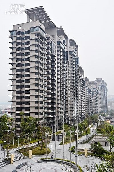 民國95年，北市府與日勝生進行新店機廠的聯合開發，但疑遭北市捷運局聯合開發處江姓承辦人員竄改、偽造鑑價單，導致北市府土地成本被低估，並高估日勝生投資建物成本，造成市政府損失超過100億元。（好房網News記者 陳韋帆／攝影）