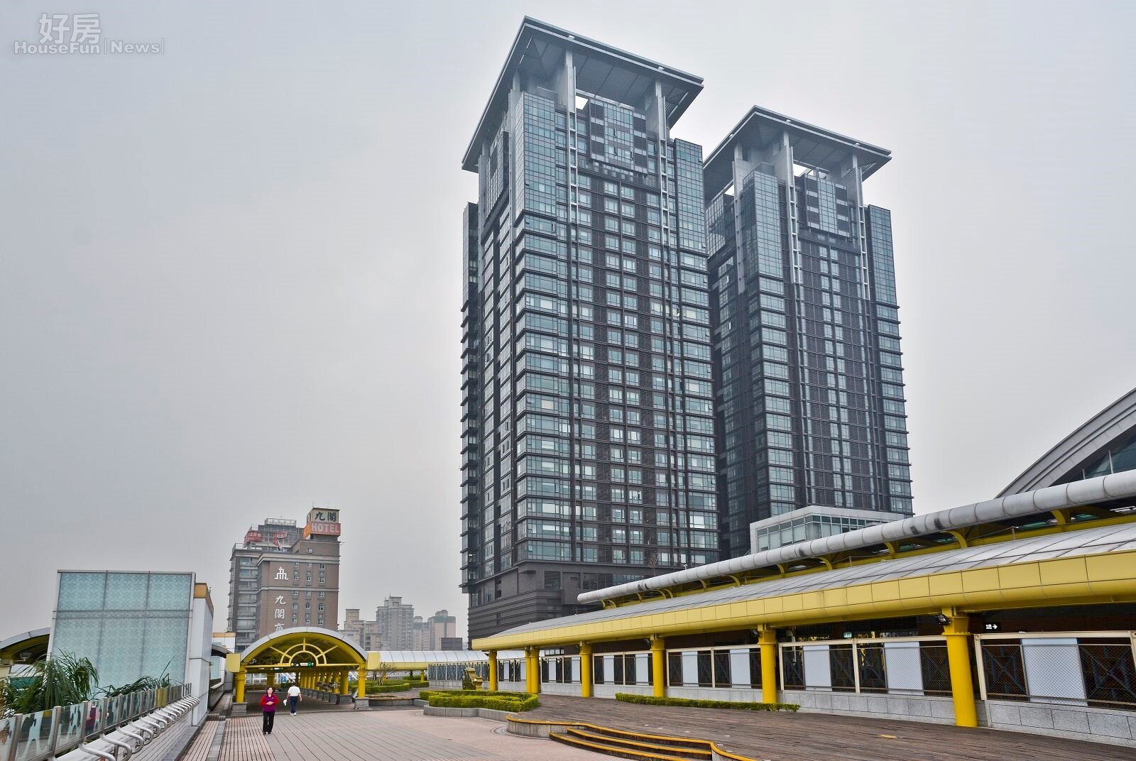 美河市與捷運小碧潭站公設合在一起,於捷運廣場可看的一清二楚。(好房網News記者 陳韋帆/攝影)