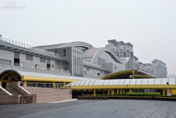 美河市與捷運小碧潭站公設合在一起，於捷運廣場可看的一清二楚。（好房網News記者 陳韋帆／攝影）