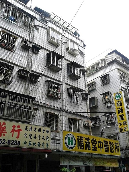 2早在10多年前,大東和母親買下新北市板橋區懷德街的公寓。