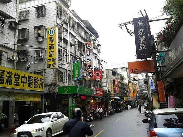 3懷德街多為老舊公寓,但生活機能好,採買方便。