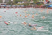 人太多像擠沙丁魚　泳渡日月潭分2天