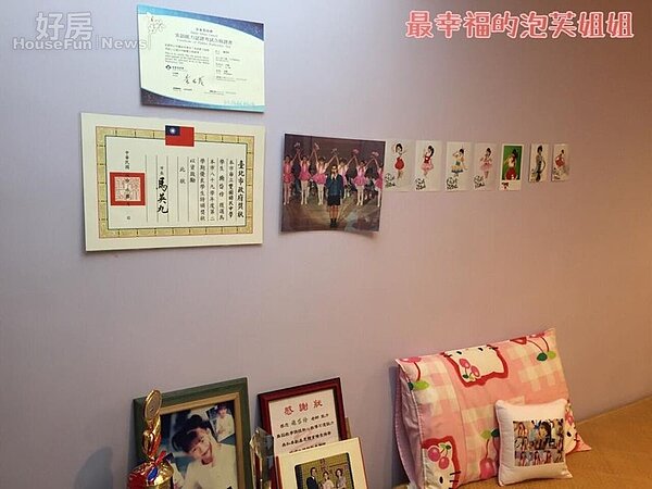 5.泡芙姐姐的房間,牆上貼著她的宣傳照片與市長獎獎狀,床上還有超自戀的泡芙姐姐抱枕!