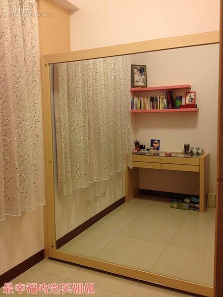 8.喜歡跳舞的泡芙姐姐,特別請設計師在雙人床下方裝上一大面鏡子,若需要練舞時只要把床朝上一翻,就會變出一個練舞空間。