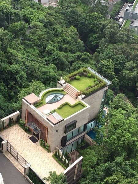 香港半山的豪宅王造型特殊，家中的天窗可遠眺市景。（台灣蘇富比國際物業提供）
