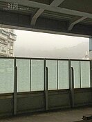 基隆七堵車站外能見度之低令人驚嚇指數破表。（網友2015／03／16攝）