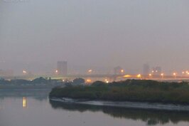 雖然非霾害影響，但也是空汙的美麗奇景；氣象專家李富城於18日表示，近日西部空氣汙染嚴重，完全屬於台灣自製。（截取自李富城臉書）