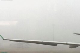 自國外歸國的國人，剛抵達機場，馬上看到一片霧濛濛的景色。（網友2015／03／18攝）