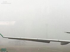 自國外歸國的國人，剛抵達機場，馬上看到一片霧濛濛的景色。（網友2015／03／18攝）