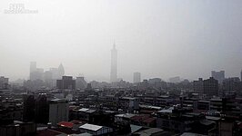 台灣深受大陸霾害影響，台北榮民總醫院睡眠醫學中心副執行長江秉穎表示，國人氣喘與過敏性鼻炎的盛行率逐年增加，據門診觀察，近年過敏性鼻炎患者就增加1成5至2成，霾害就有可能是元凶。（網友2015／03／18攝）