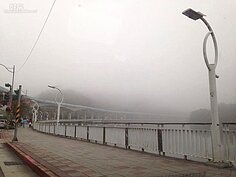 想拍攝內湖的大湖公園美麗霧景？現在不用等清晨起霧，霾害24小時等候你拍攝。（網友2015／03／18攝）
