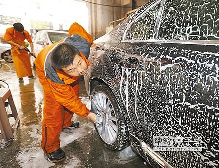 節約用水 旱象持續惡化,目前全台已有9縣市進入第二階段供水,石門水庫、永和山水庫的蓄水量不足,經濟部次長兼水利署長楊偉甫表示,不排除提前進入第三階段限水,洗車(含加油站附設洗車)將減供20%用水。(陳怡誠攝)