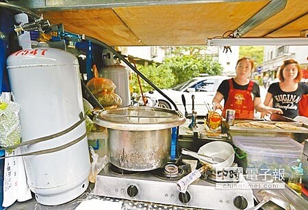 降太少 國內天然氣價格已跌35%,但桶裝瓦斯卻僅降18%,立委葉津鈴18日開炮,認為公平會應表態逼迫中油降價,圖為行動餐車業者使用桶裝瓦斯情形。 (張鎧乙攝)