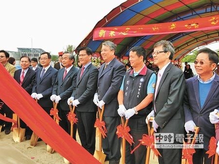 臺中市政府與新業建設合作的住宅開發案，「幸福好宅-勞工合宜住宅」12日正式開工，也正式宣告台中市長林佳龍（右五）實現居住正義的決心。　圖/黃繡鳳 